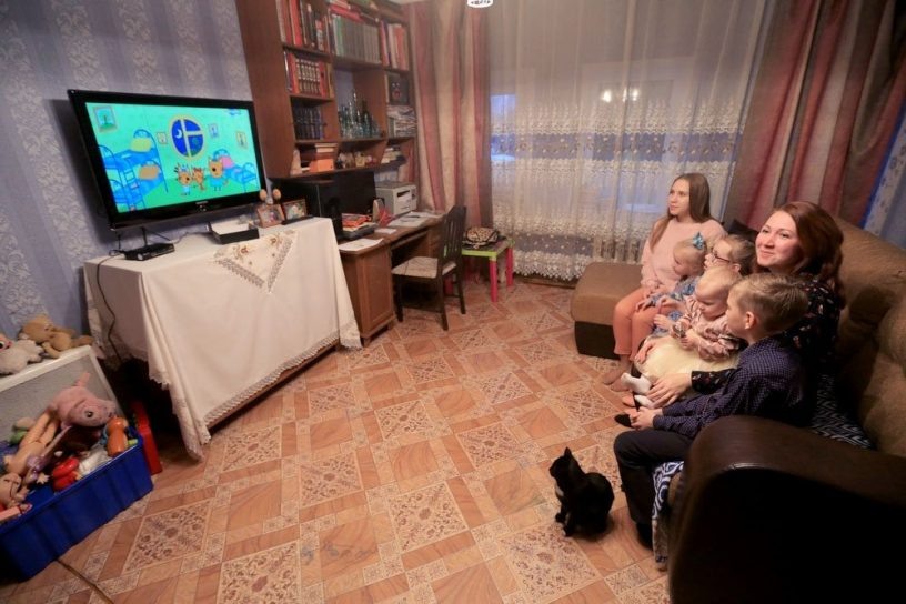 Иллюстративное изображение: Многодетная семья в Тверской области за просмотром телевизора с помощь новой цифровой эфирной приставки (фото сделано ок. дек. 2018 г. и тогда же опубликовано на сайте «Российской газеты».