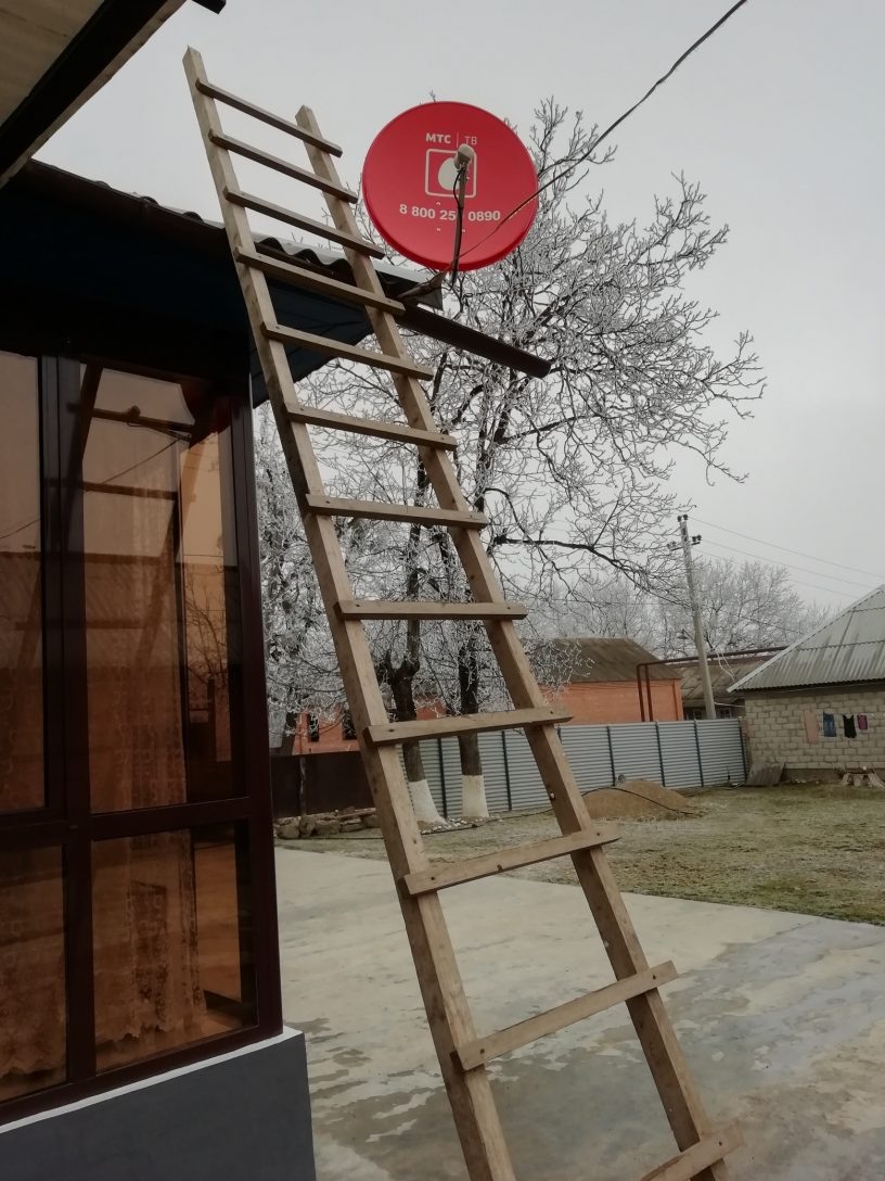 Антенна спутниковой платформы «МТС» в одном из населенных пунктов российского Кавказа (дек. 2018). Фото предоставлено спутниковой платформой.