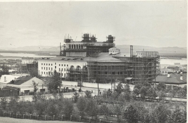 Лучшие мастера Бурятии, японские военнопленные, молодежь со всех крупных строек города трудились в несколько смен. Работы велись в сжатые сроки и обошлись государству в 5 млн рублей.. Фото: https://pastvu.com (18+)