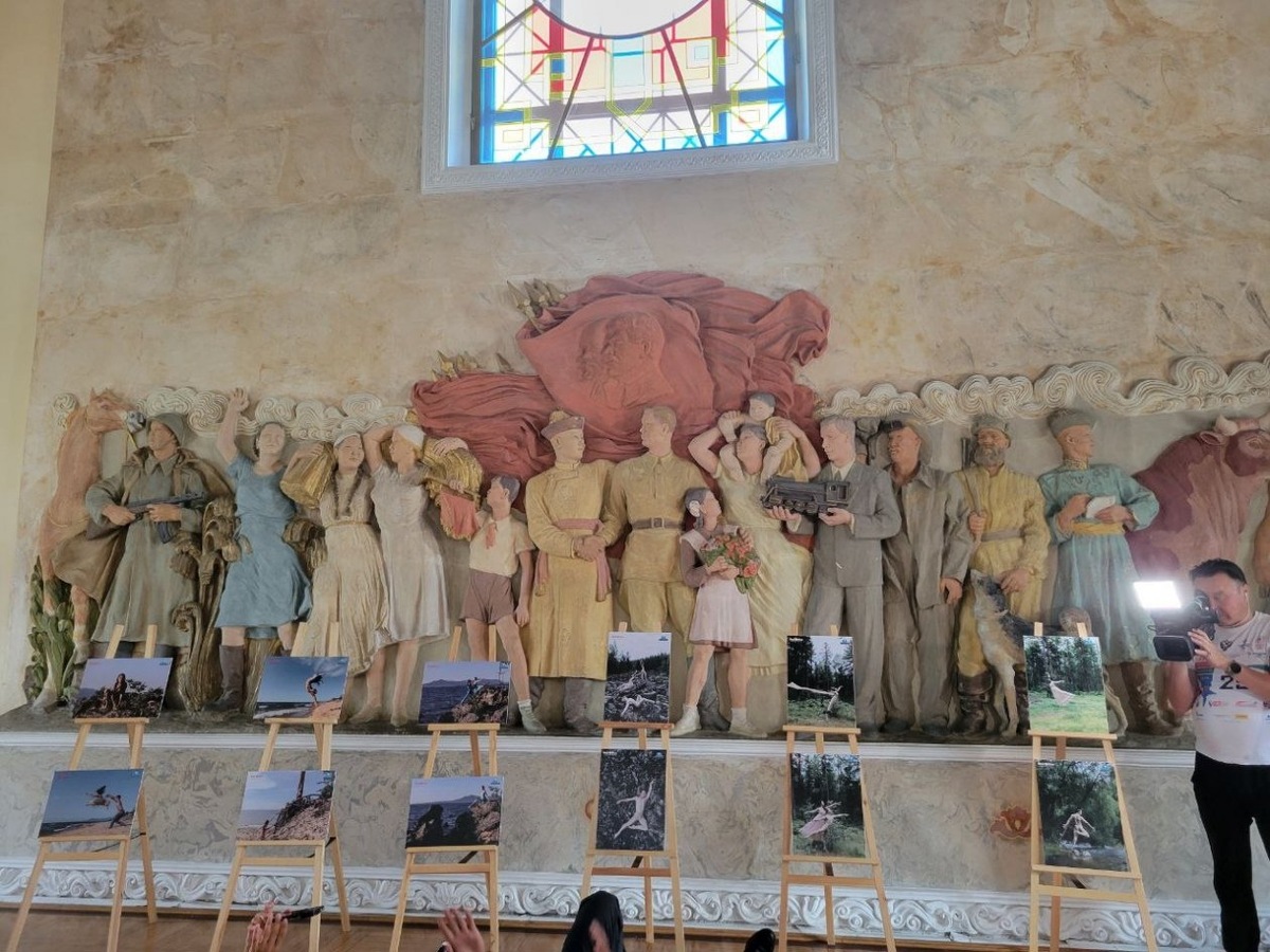 Количество людей на горельефе, включая детей, - 15 человек, что сопоставимо с количеством республик в СССР. Но если считать без детей, то количество – 12, по числу апостолов
Фото: UlanMedia (УланМедиа)