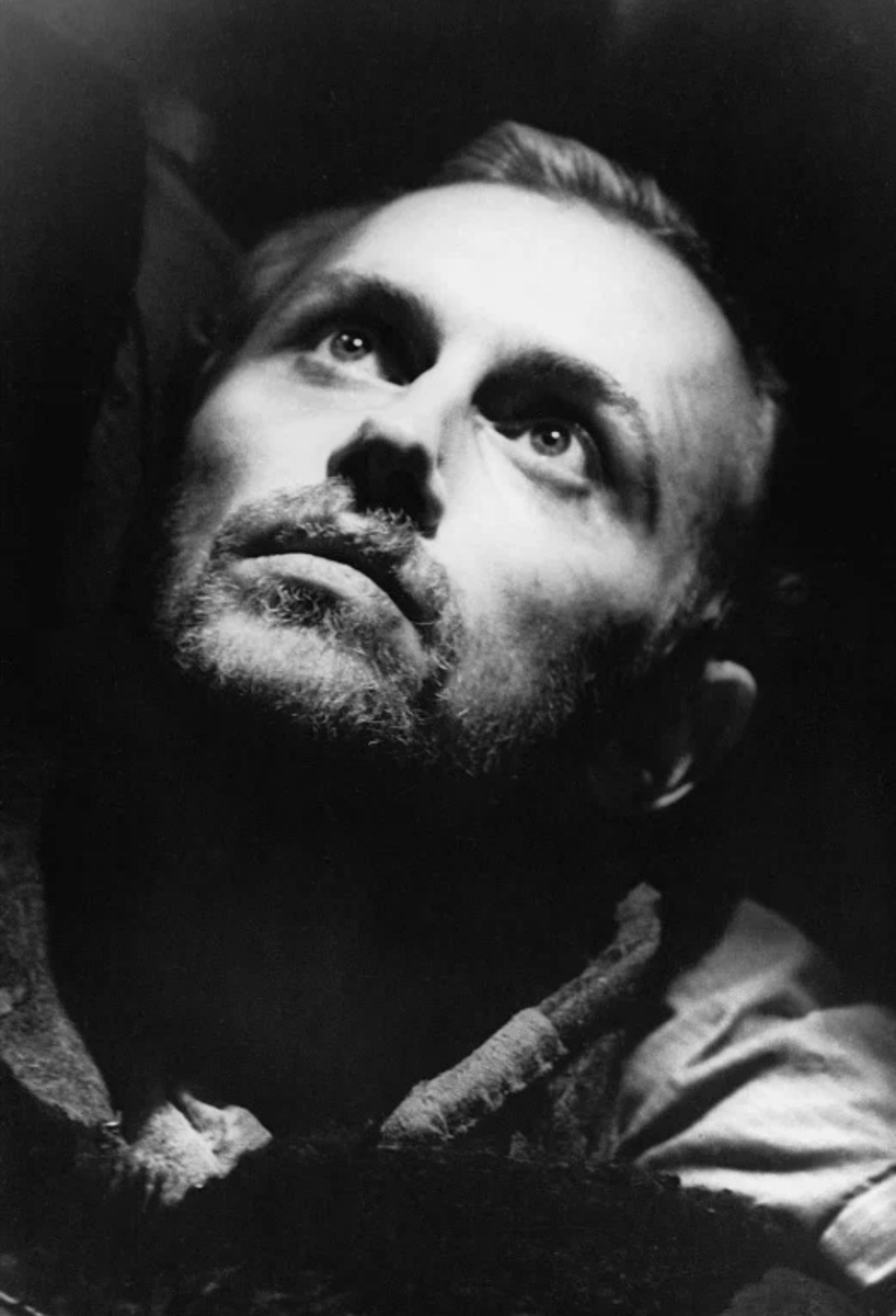 - Вы абсолютно не киногеничны! Так сказали актеру. Вот очень бы интересно взглянуть на ту ,, суперкиногеничную" морду лица, которая вынесла сей вердикт)