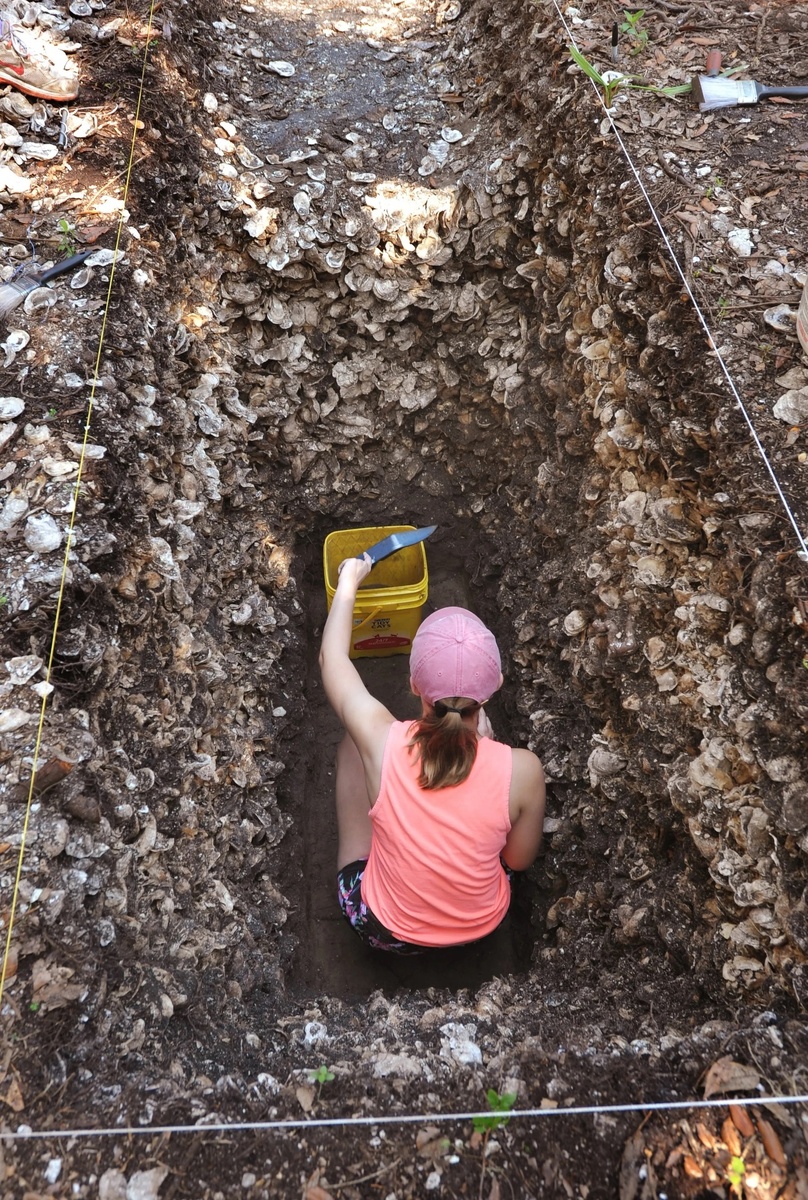 Лето - это не только хорошее время для отдыха на пляже, но и для раскопок  кухонных куч. Эта девушка предпочла раскопки!