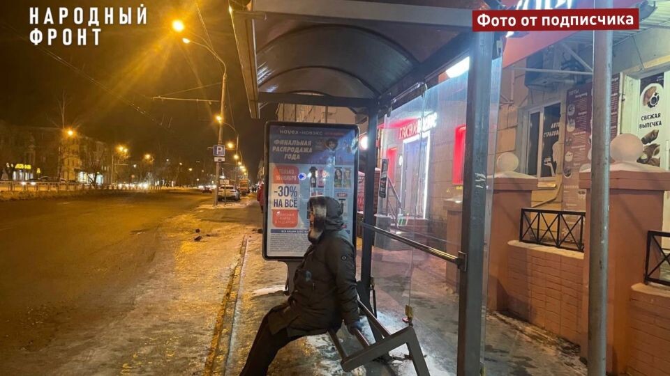    Сломанная лавочка на остановке. Источник: vk.com/nf_barnaul