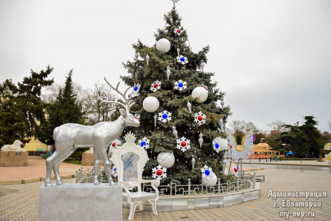 Елка и новогодняя фотозона в Евпатории // Фото с сайта администрации Евпатории