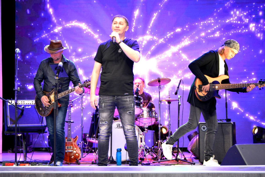     В Копыльском РЦК состоялся концерт-акция "Ветер перемен"