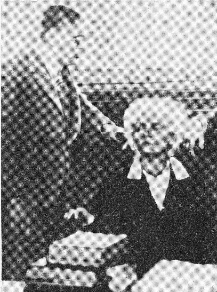 На фото ясновидящая госпожа Гюнтер-Гефферс пребывает в состоянии транса во время проведения эксперимента в зале суда Инстербурга. Слева стоит один из её защитников.