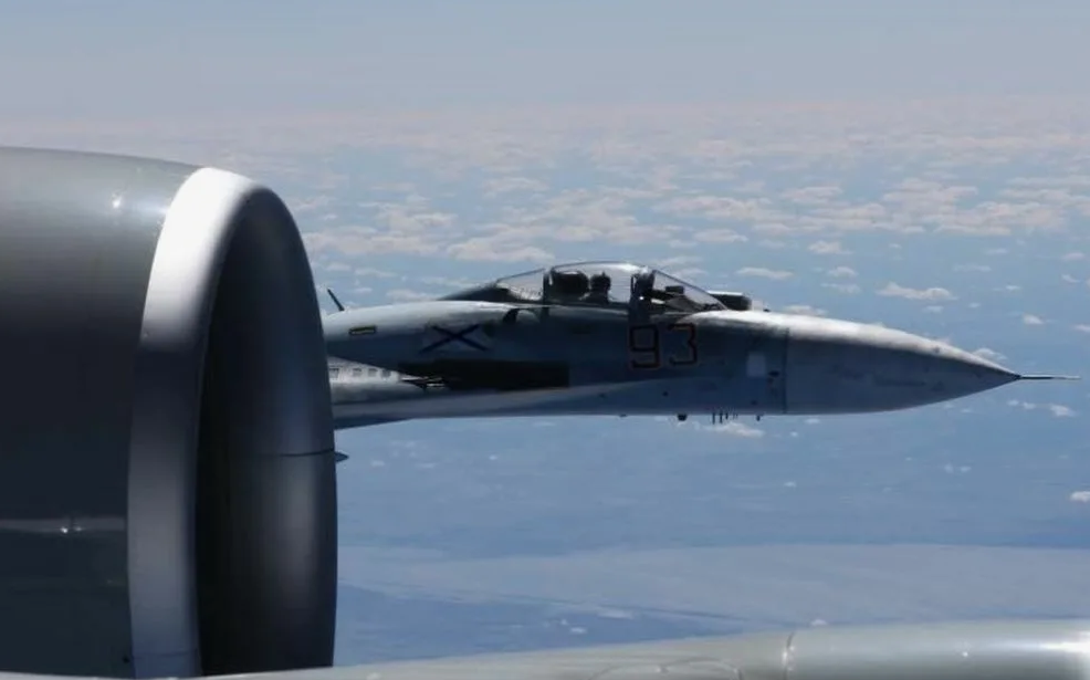 А это уже фото с той стороны. Су-27 с борта RC-135. Из соцсетей