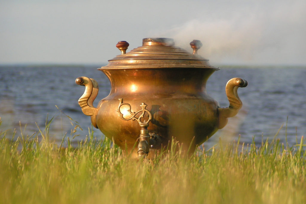 Воронцовский самовар на берегу Псковского озера. Это совсем рядом с чудскими староверами. © Ольга Никандрова