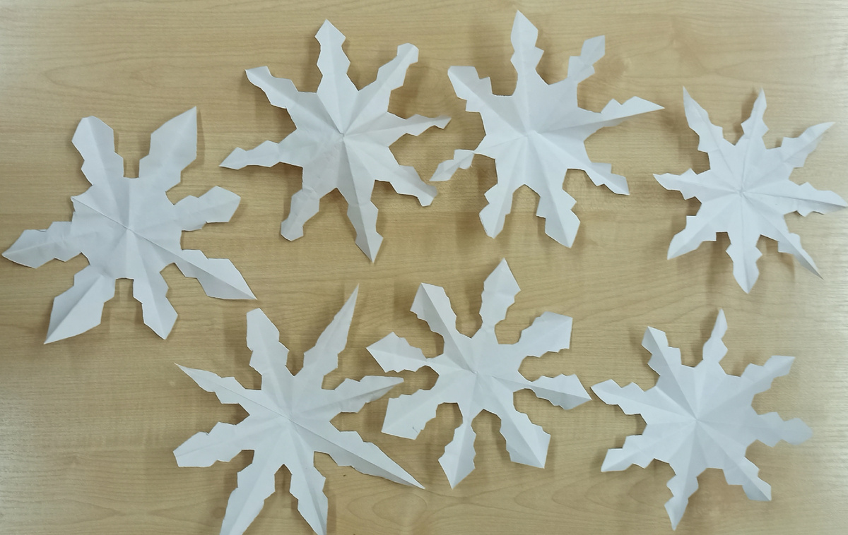 Эти снежинки сделаны ребятами