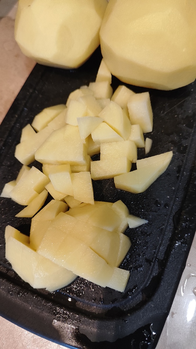 Картошку стараюсь порезать помельче)) (фото автора)