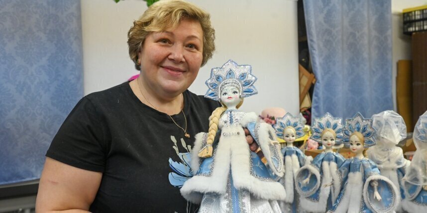    Сотрудники мастерских готовятся к Новому году: делают подарочные фигурки, открытки, шьют ёлочные игрушкиИгорь Акимов