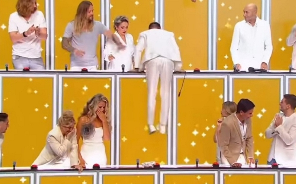 Сергей Лазарев поднялся наверх также легко, как и спрыгнул. Фото: кадр из видео, скриншот