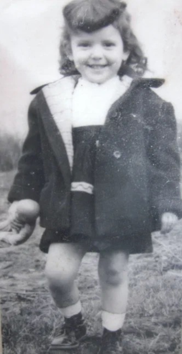 Джоан в детстве 