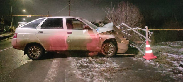    В Вятскополянском районе ВАЗ въехал в ограждение. Двое пострадали