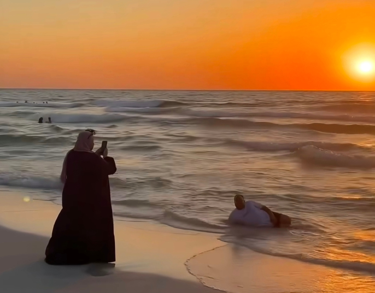 Зарисовки египетской семейной жизни. Отдых на море. Жена фотографирует мужа