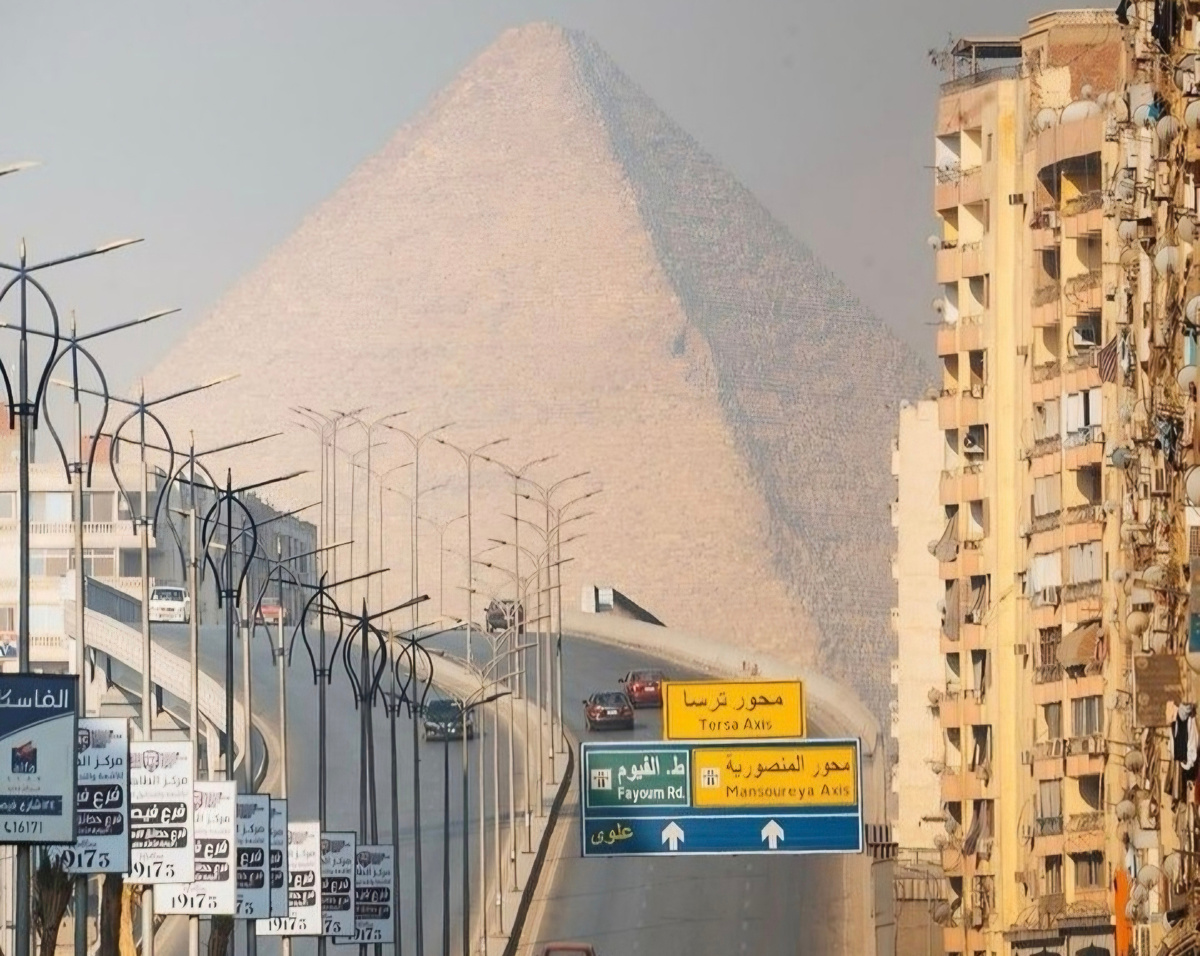 Необычный вид с дороги на пирамиду Хеопса. Египет, Каир