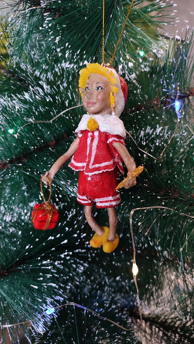 Буратино с подарком.  ©Рукотворчество КЕА. DOES  KEA