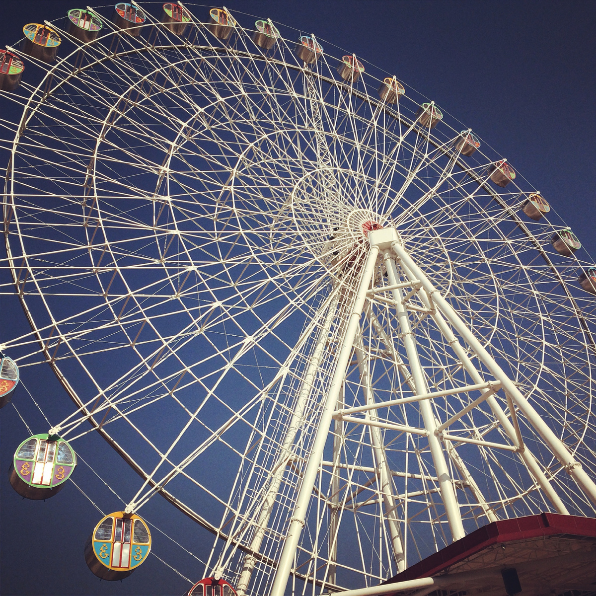 А теперь весь город не разглядишь с колеса "52 метра" в Городском саду. фото автора