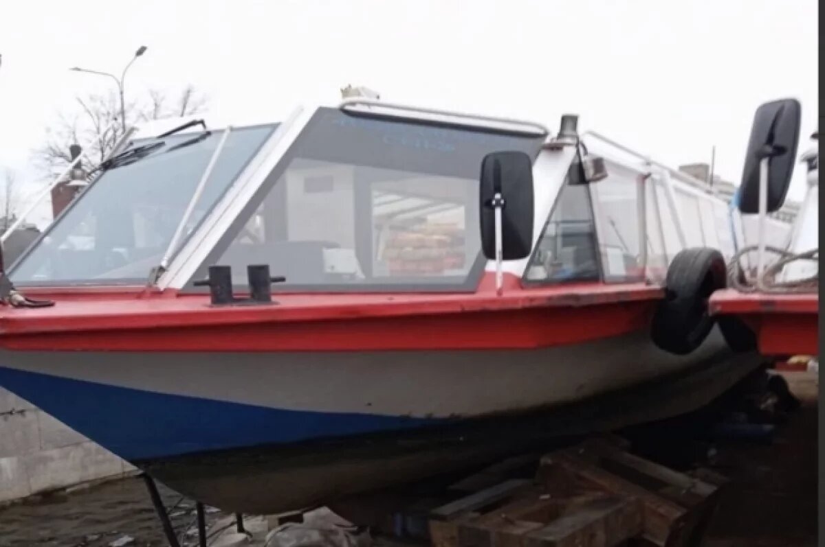    В Петербурге подняли теплоход «Джульетта», затонувший в Большой Невке