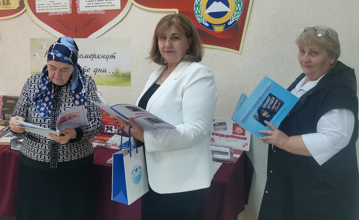 Библиотекари знакомятся с познавательной книжной выставкой «Нет, не померкнут в памяти те дни...». Фото автора.