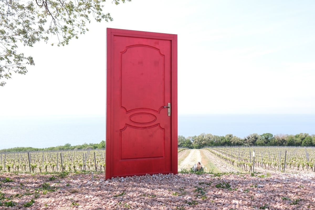 Знаменитая красная дверь посреди виноградников Шато де Талю под Геленджиком.
Фото: Михаил Ступин