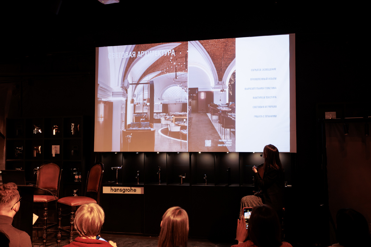 Vitrina Fair 2024. Осень. Дизайн-пространство Аквароиус, Санкт-Петербург, выступление компании aledo. Людмила Матерова - сооснователь бюро светового дизайна THE ViEW. Светодизайнер.