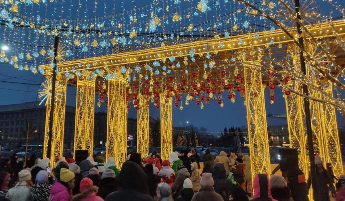     Новогодняя конструкция. Источник: sib.fm Автор фото: Семëн Данильченко