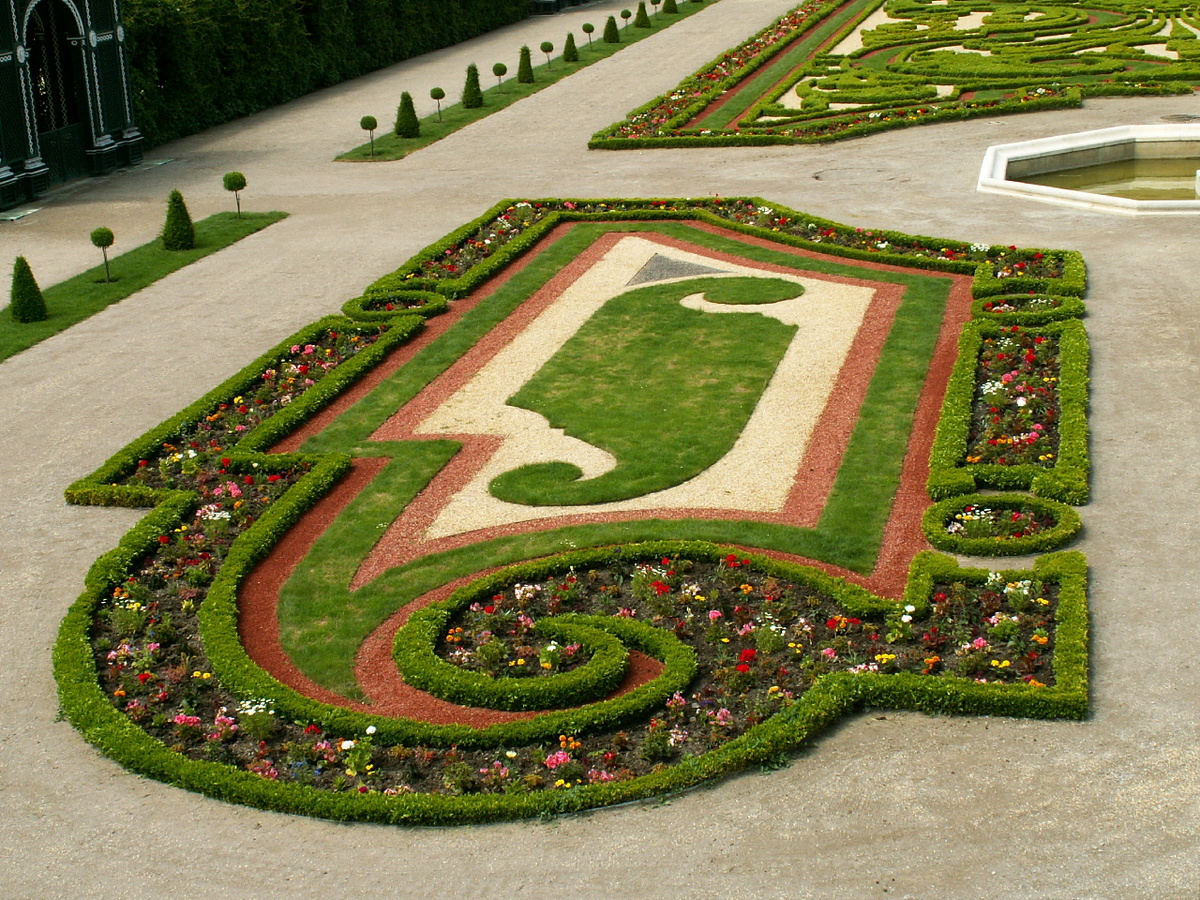 Партерный цветник.
https://na-dache.pro/din/uploads/posts/2022-12/1672419565_na-dache-pro-p-parter-v-landshaftnom-dizaine-foto-2.jpg