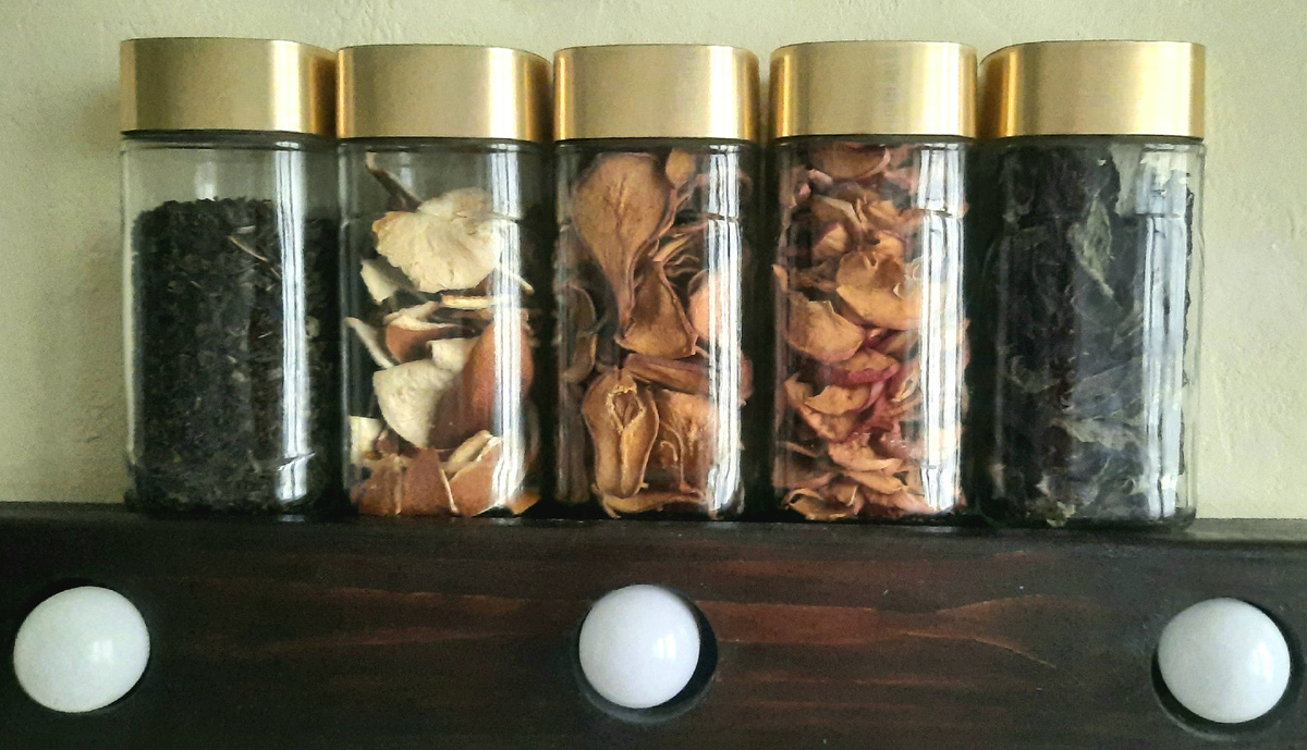 Вынула из шкафа несколько штук, чтобы показать уже использующиеся. 