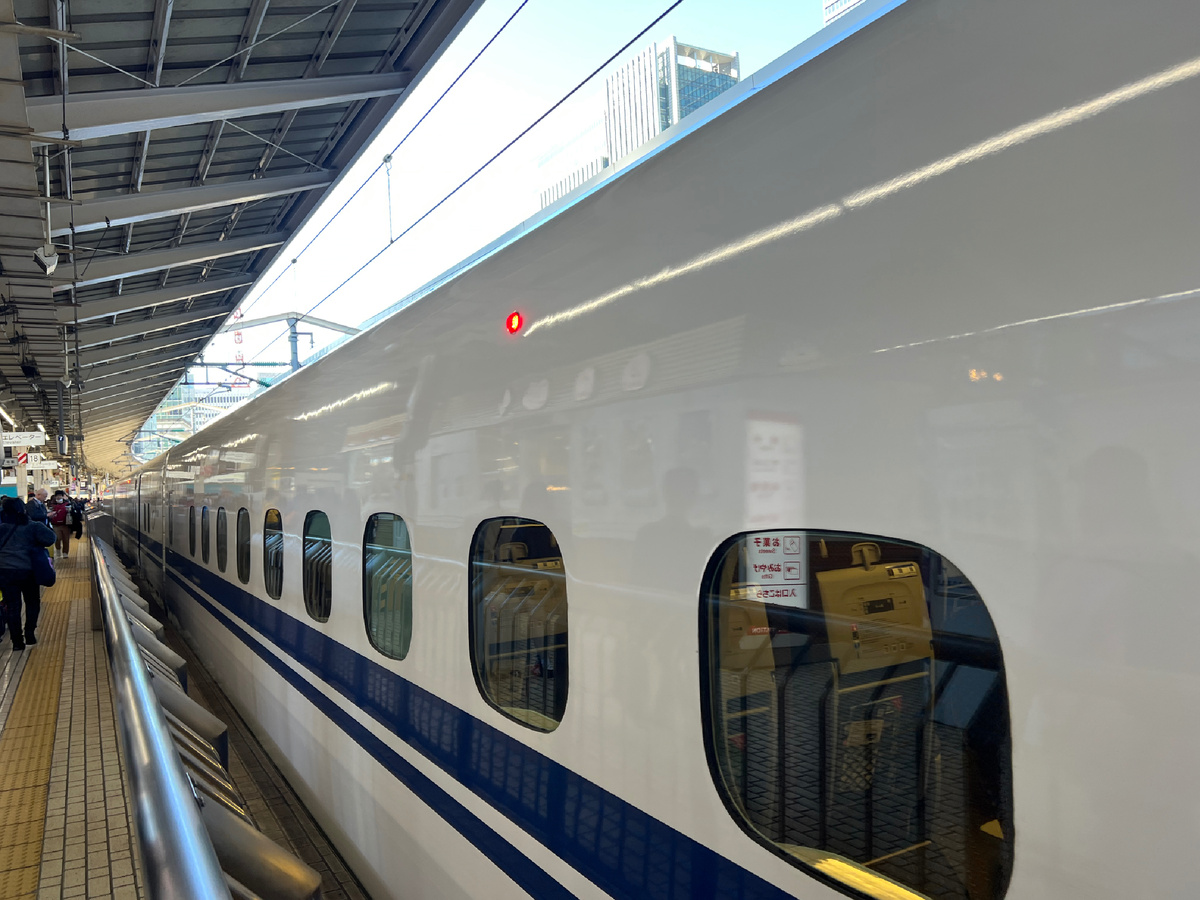 Синкансен на платформе. Фото автора 