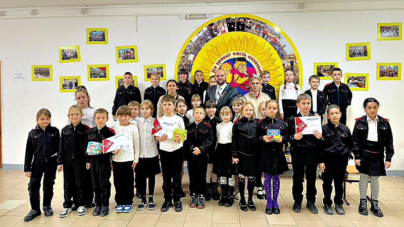    Уважать Родину и не забывать Героев