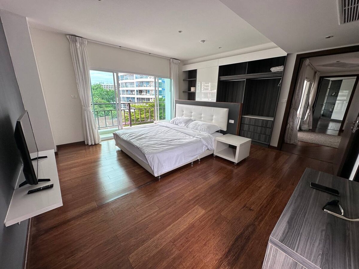 Спальня с огромным шкафо для хранения вещей