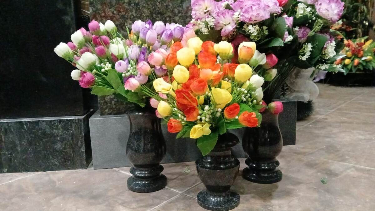 Вазы из черного гранита.