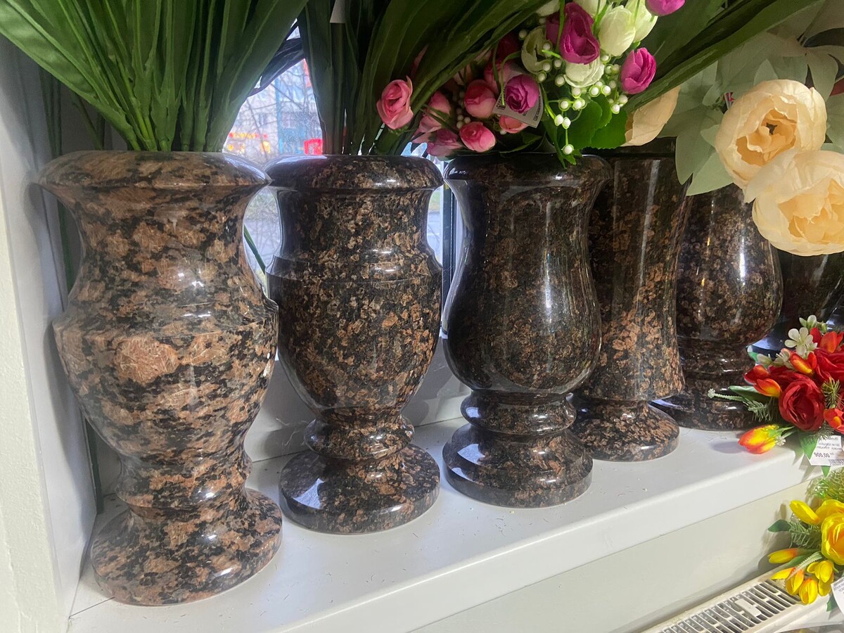 Вазы из коричневого гранита