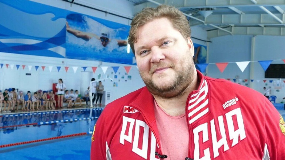 Денис Панкратов – настоящая легенда родом из Российской Федерации, который сейчас знаком большинству современников как комментатор спортивных событий.