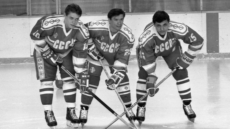 В этот знаменательный день – 2 мая 1990 года, в «сухом» противостоянии со сборной Чехословакии, в советской сборной своей игрой особенно выделялась особая атакующая тройка – Валерий Каменский, Вячеслав Быков и Андрей Хомутов. 