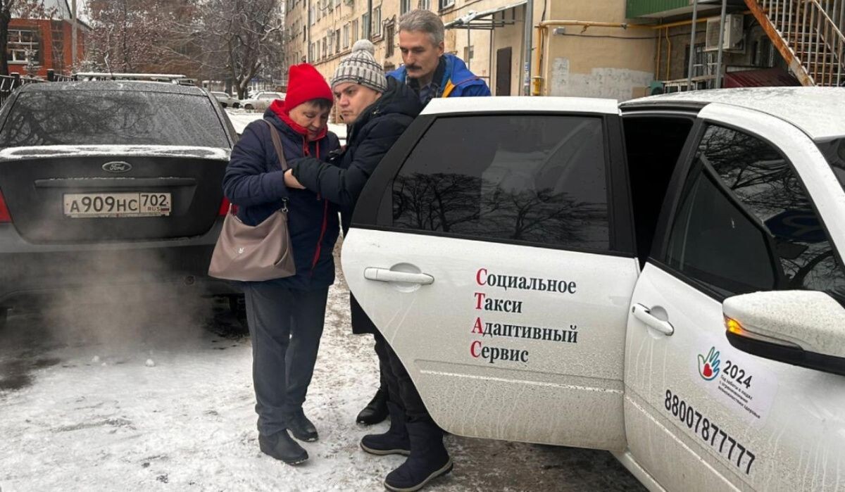     Люди садятся в такси. Источник: pravitelstvorb.ru Автор фото: Пресс-служба правительства Башкоркостана