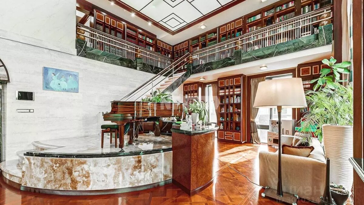 Хозяин квартиры — большой любитель книг, спорта и религии. Источник: ЦИАН