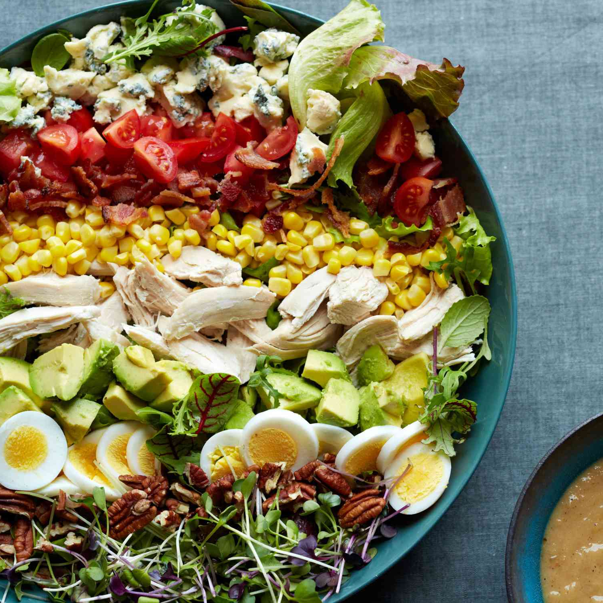 Салат ”Кобб” с заправкой из запеченного сладкого лука и чеснока