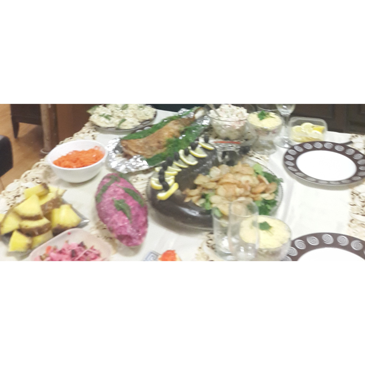 Новогодний стол с осетром. Фото плохого качества, но что нашла.