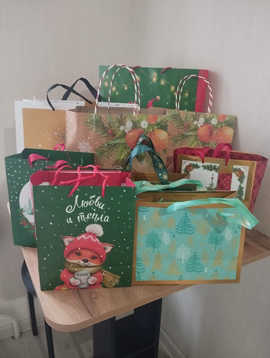 Пакеты спрятаны подальше, чтобы сын не нашел раньше времени. 