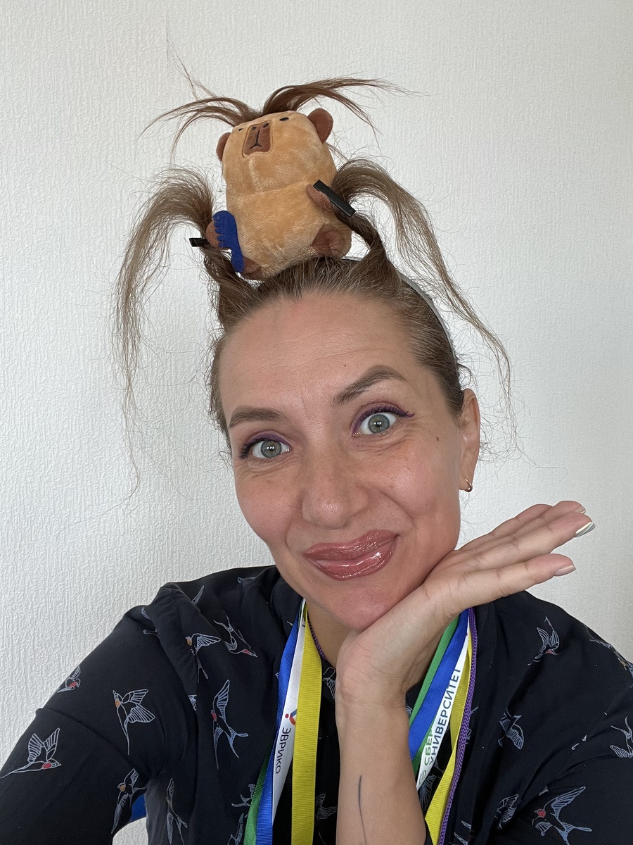 На фото - Аннабель Управленцева, бессменная ведущая рубрики "Не думай, а управляй!")))