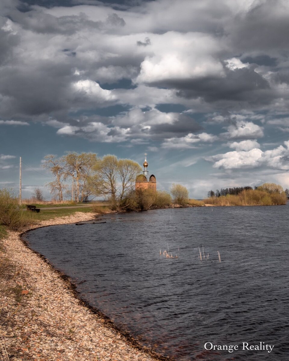 Часовня на берегу Рыбинского водохранилища в Брейтово
