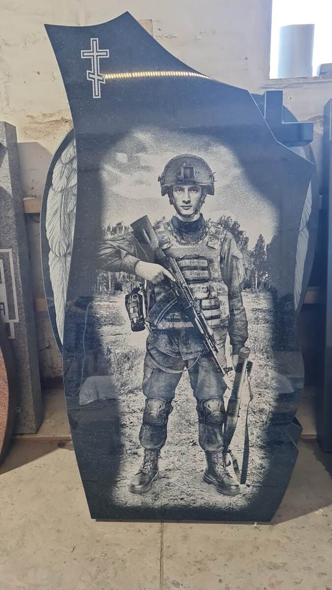 Портрет военному в полный рост с картиной.