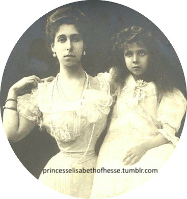 Элиза с матерью...