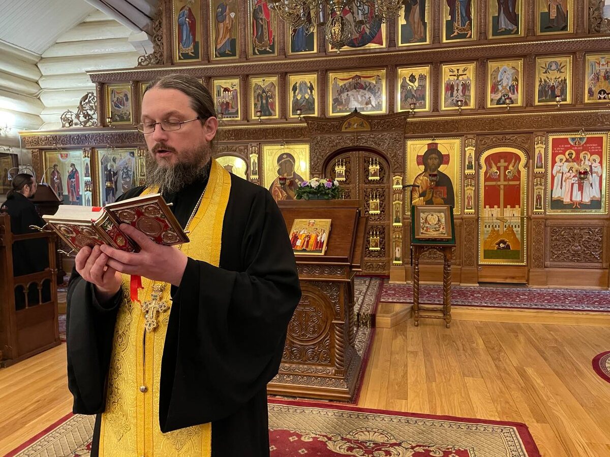 Молебен в Царском храме монастыря
