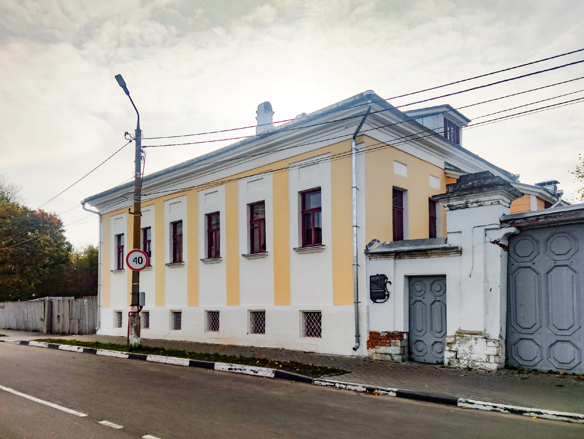 С виду обычный дом. Фото моё 