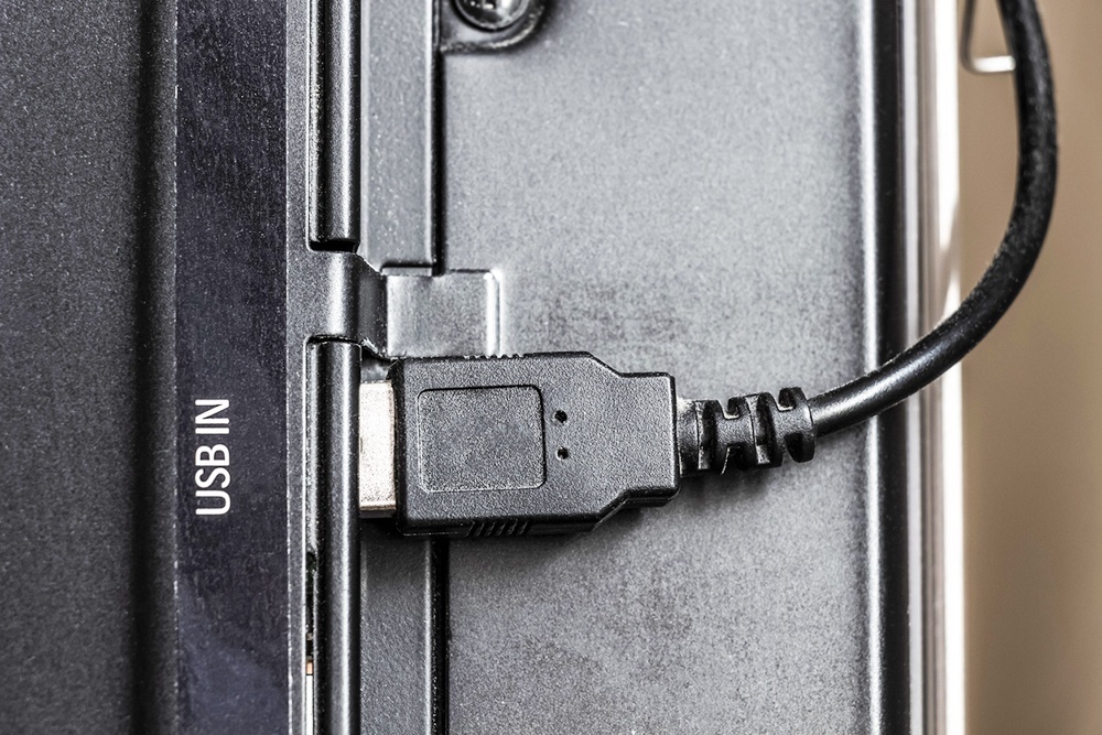    Чтобы соединить телефон на телевизор с помощью USB-кабеля, нужно, чтобы на телевизоре был USB-порт. / Фото: iStock