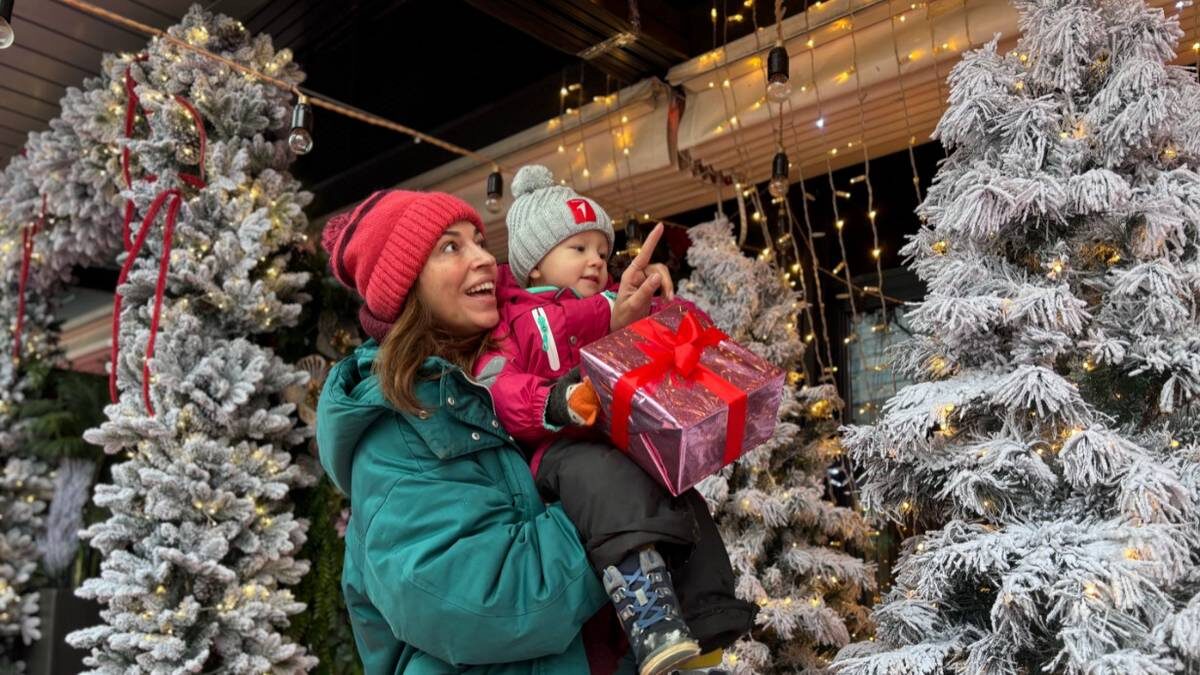    Москвичка Маргарита Лебедева с племянницей Лидой разглядывают огоньки на елке на Ходынке / Фото: Василиса Чернявская / Вечерняя Москва