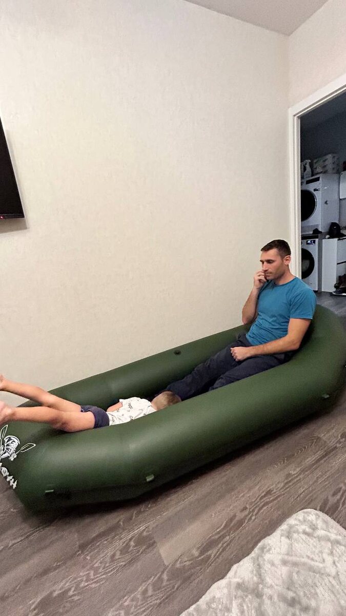 Вдвоём уже тесновато( размер лодки 2,5 метра)